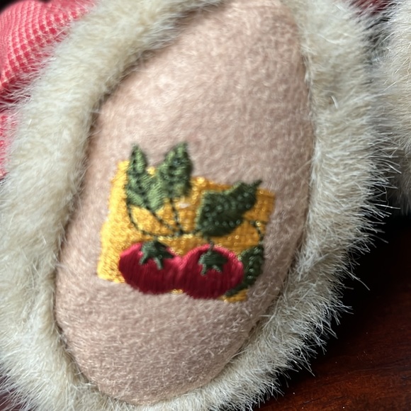 Boyds Bears Momma McVeggie & The Sweetpeas Plush Bear with Babies in Pea Pod - Picture 9 of 16